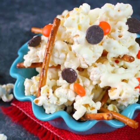 Meted Snowman Popcorn Snack Mix snack mix recipe FBhz