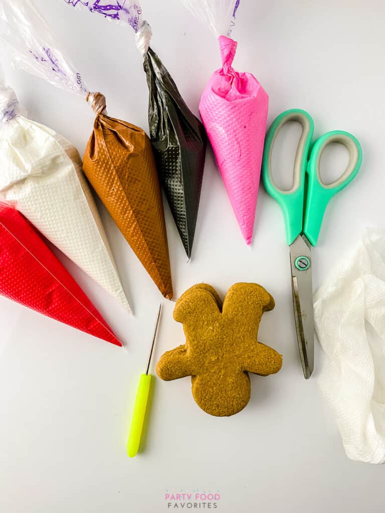 piping bags to decorate reindeer christmas cookies